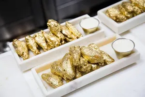 Cánh gà dát vàng gây sốt ở Mỹ