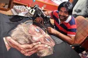 Gặp gỡ nghệ nhân thêu tranh bằng máy may cực độc đáo