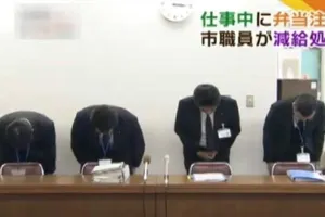 Bị kỷ luật vì đi ăn trưa sớm 3 phút