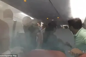 Cơ trưởng dùng chiêu độc để hành khách phải xuống máy bay