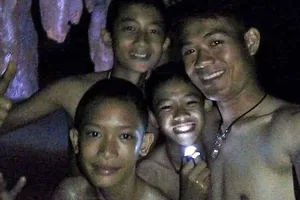 Vụ đội bóng nhí Thái Lan: 'Các con có bao nhiêu người?' - '13'