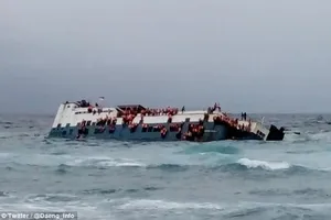 Phà chở 140 hành khách bị chìm, ít nhất 6 người thiệt mạng
