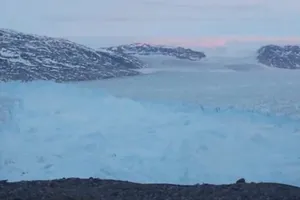 Khoảnh khắc tảng băng khổng lồ đứt gãy ngoạn mục