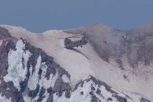 Ngoạn mục trực thăng hạ cánh bằng đuôi vì thời tiết xấu