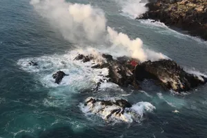 Nham thạch núi lửa lan rộng, tạo thành đảo nhỏ ở Hawaii