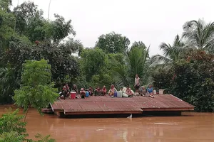 Người dân Lào lâm cảnh màn trời chiếu đất vì vỡ đập