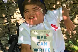 Cậu bé khuyết tật viết sách bằng mắt