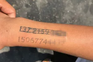 Dùng chiêu độc để phòng con đi lạc, người mẹ bị lên án dữ dội