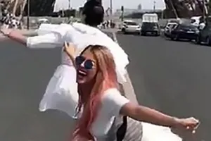 Nữ ca sĩ bị bắt vì nhảy nhót trước tháp Eiffel