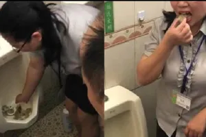 Bắt nhân viên ăn cơm trong bồn tiểu để chứng minh vệ sinh sạch