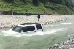 Cho Land Rover tắm sông để tiết kiệm tiền rửa xe