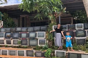 Tường rào làm bằng tivi cũ ở Việt Nam gây sốt mạng xã hội