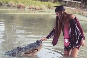 Lạ đời nữ sinh chụp ảnh tốt nghiệp cùng…cá sấu