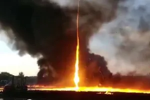 Kinh hoàng cơn lốc lửa xoáy do hỏa hoạn cao đến 15 m