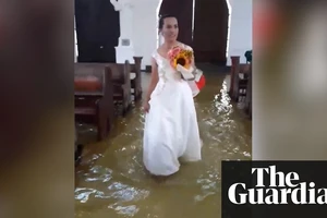 Bất chấp lũ, cô dâu lội nước tiến vào lễ đường