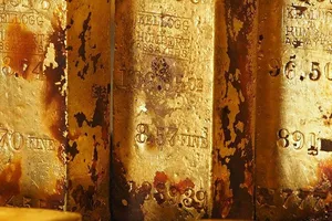 Tìm thấy hòm sắt bí ẩn nghi chứa nhiều vàng