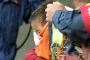 Bé 2 tuổi đi lạc trong rừng 3 ngày sống sót kỳ diệu