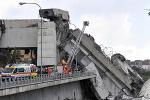 Thêm clip mới khoảnh khắc sập cầu ở Ý