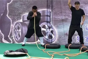 'Dị nhân' bơm 12 lốp xe bằng lỗ mũi chỉ trong 2 phút 30 giây