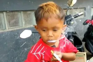 Choáng với cậu bé 2 tuổi hút 40 điếu thuốc mỗi ngày