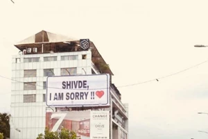 Giăng 300 tấm áp phích để... xin lỗi người yêu