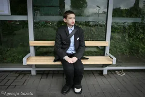 Bệnh lạ khiến thanh niên 25 sống mãi trong hình hài cậu bé