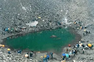 Bí ẩn hồ xương người trên đỉnh Himalaya