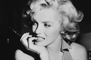 Tiết lộ về cảnh nude đầu tiên của huyền thoại Marilyn Monroe