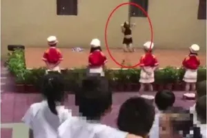 Sa thải hiệu trưởng trường mầm non cho múa cột mừng khai giảng