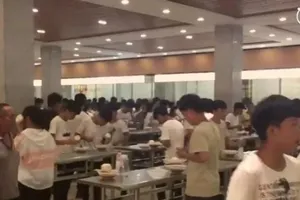 Trường học bắt học sinh đứng ăn để tiết kiệm thời gian