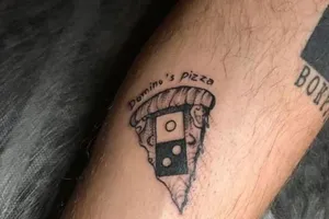 Đổ xô đi xăm hình logo công ty để ăn pizza miễn phí trọn đời