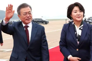 Lãnh đạo Hàn - Triều cùng thăm đỉnh núi thiêng