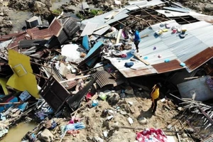 Hạnh phúc lóe lên từ đống đổ nát sau thảm họa ở Indonesia