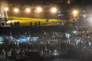 Biểu tình sau thảm họa tàu lửa lao vào đám đông ở Ấn Độ