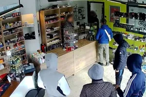 Băng cướp quay lại cửa hàng theo lời hẹn để lấy nhiều tiền hơn