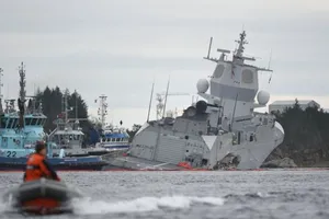 Tàu chiến Na Uy có nguy cơ chìm sau va chạm với tàu dầu