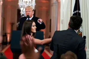 CNN kiện Tổng thống Trump vì cấm nhà báo tác nghiệp