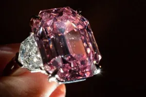 Choáng với viên kim cương hồng giá 1.160 tỉ đồng