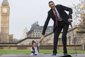  Bạn biết gì về đời sống của người đàn ông cao nhất thế giới?