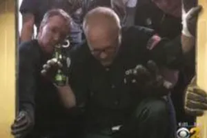 Thang máy rơi tự do 84 tầng, 6 người thoát chết kỳ diệu