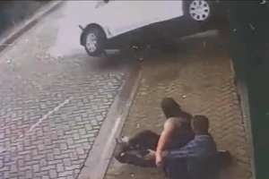 Clip ghi lại khoảnh khắc cặp đôi thoát chết trong gang tấc