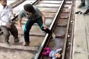 Bé 1 tuổi sống sót kỳ diệu sau khi tàu lửa cán qua