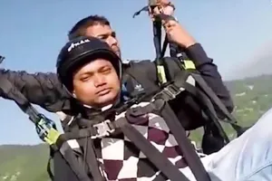 Khoảnh khắc phi công hy sinh mạng cứu du khách nhảy dù