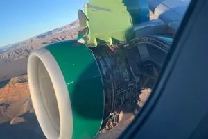 Hành khách hoảng loạn vì nắp đậy động cơ máy bay rách toạc 