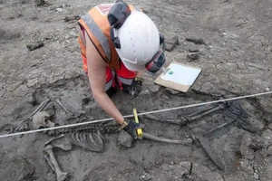 Phát hiện bộ xương bí ẩn 500 năm tuổi dưới cống nước ở Anh