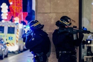 350 cảnh sát Pháp truy lùng thủ phạm nổ súng