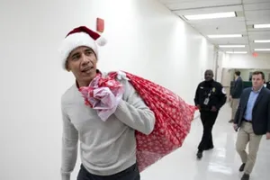 Ông Obama đóng giả ông già Noel tặng quà cho bệnh nhi