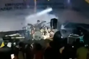 Kinh hoàng sóng thần cuốn phăng ban nhạc đang diễn ở Indonesia