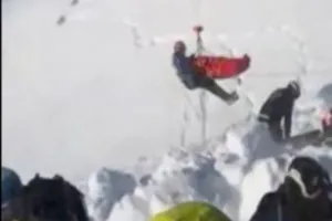 Bé trai 12 tuổi sống sót kỳ diệu dù bị núi tuyết vùi 40 phút