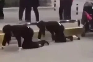 Buộc nhân viên bò trên phố vì không đạt chỉ tiêu bán hàng